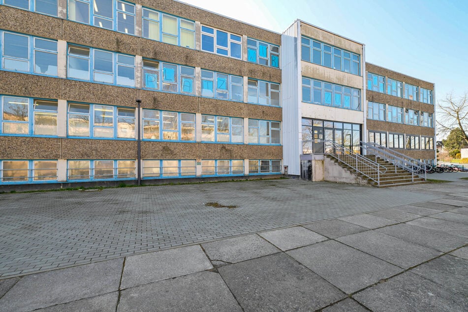 Der "Universitätsschule " in Dresden Plauen sind die Fördermittel für die wissenschaftliche Arbeit gestrichen worden.