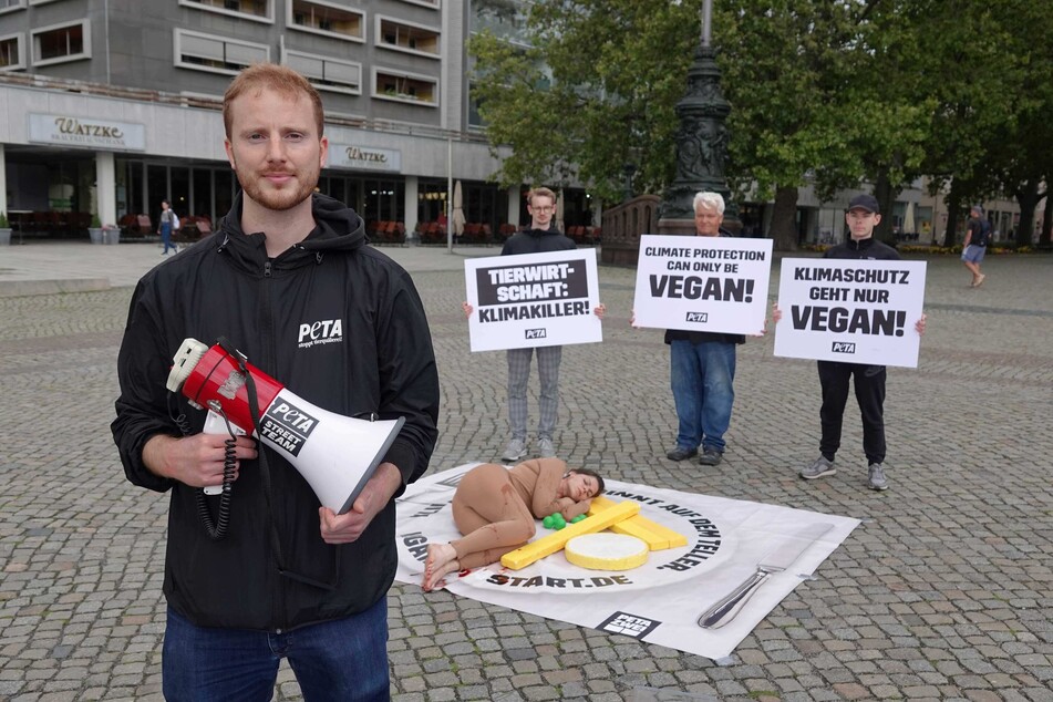 Steffen Lenhardt (32, l) und weitere Aktivisten protestierten am heutigen Dienstag in Dresden.