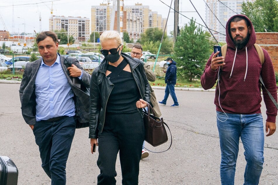 Die Frau des russischen Oppositionsaktivisten Alexej Nawalny, Julia (M), und sein Kollege Ivan Zhdanov, (l) kommen zur Intensivstation eines Krankenhauses, in das Alexej Nawalny eingeliefert wurde.