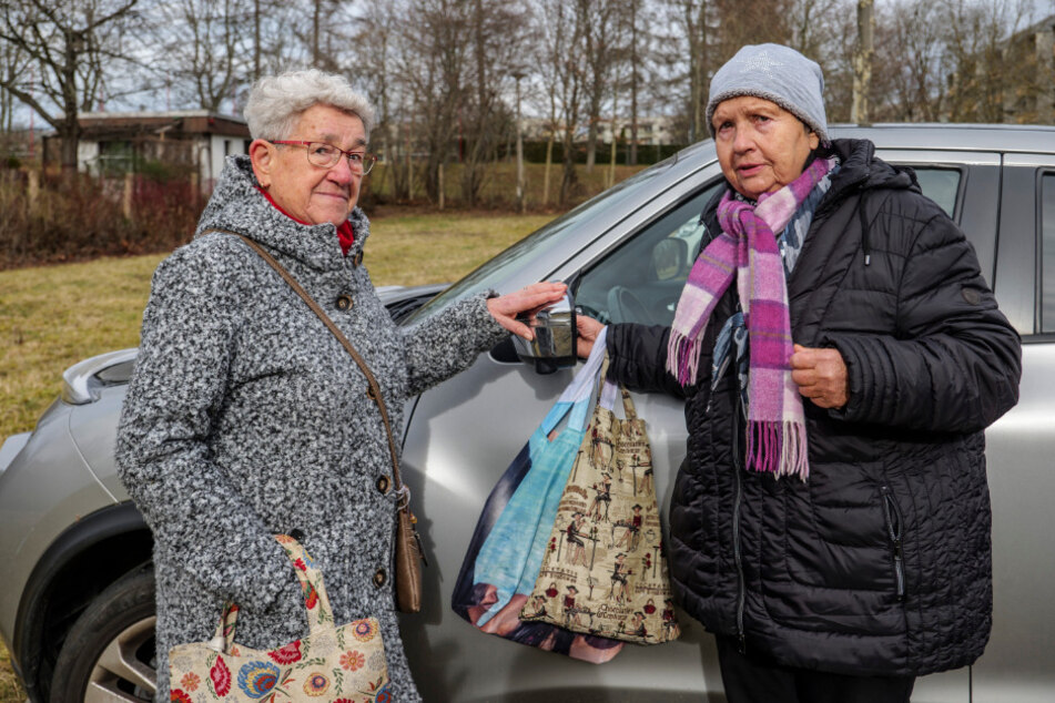 Ärgern sich über den Vandalismus: Erika Schwarzer (85, l.) und Gudrun Mauersberger (71).