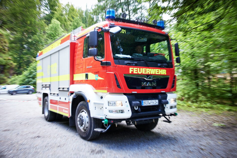 Die Feuerwehr musste zum Brand in der Sächsischen Schweiz anrücken und die Flammen löschen. (Symbolbild)