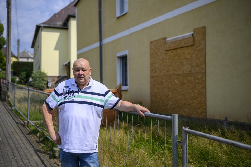 Bewohner Steffen Götze (67) steht vor dem Loch, das mit Holz provisorisch verdeckt wurde.