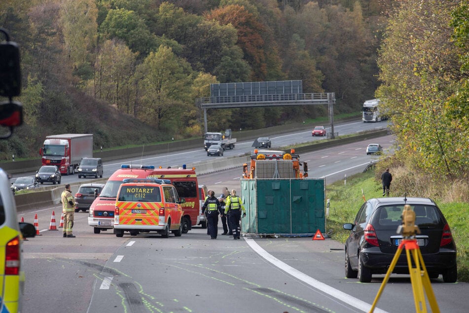 Die Kölner Polizei sicherte nach dem Unfall die Spuren auf der A1.
