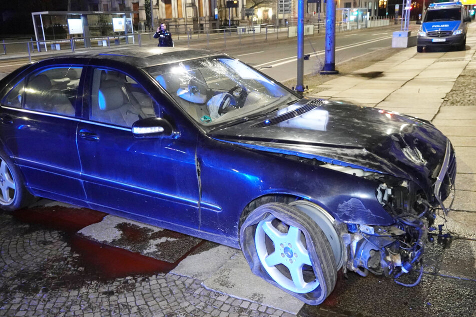 Der Mercedes wurde schwer beschädigt, verlor außerdem eine Menge Kühlflüssigkeit.