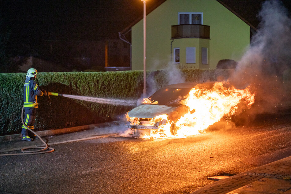 Als die Feuerwehr eintraf, brannte der VW bereits lichterloh.