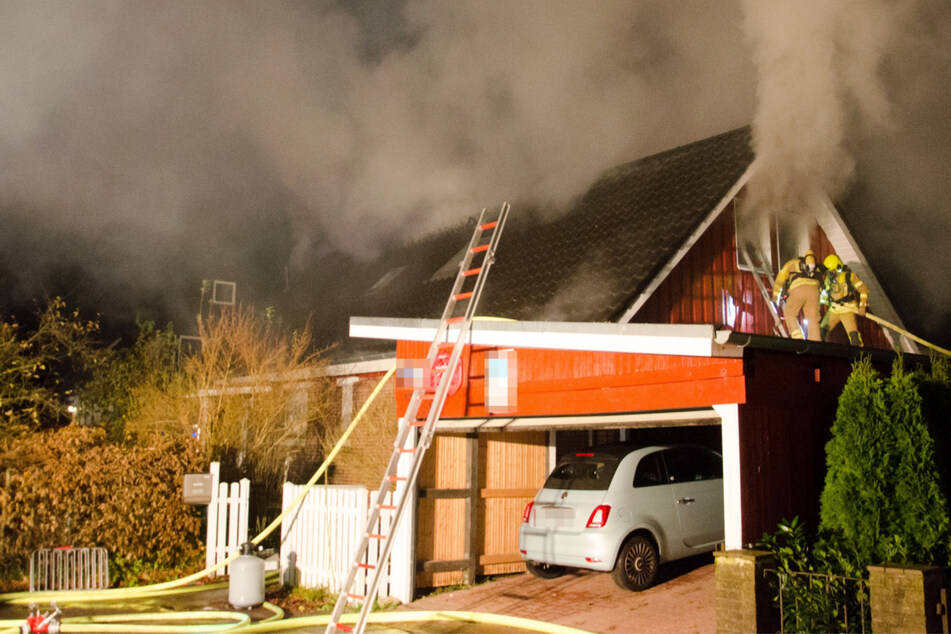 Einfamilienhaus in Flammen! Vier Verletzte, Warnung an die Bevölkerung