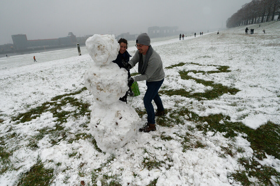 In Köln konnten die Menschen am Sonntag in diesem Winter erstmals Schneemänner bauen.