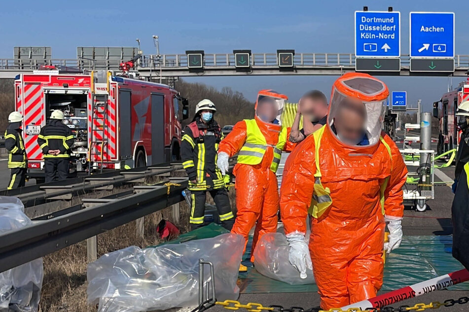 Unfall A4: Gefahrgut-Lkw am Autobahnkreuz Köln-West umgekippt: Fahrer schwer verletzt in Klinik
