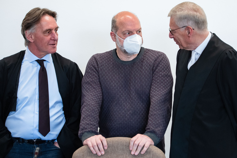 Thomas Drach (61) steht hinter der Anklagebank. Neben ihm stehen seine Verteidiger Andreas Kerkhof (l.) und Dirk Kruse.