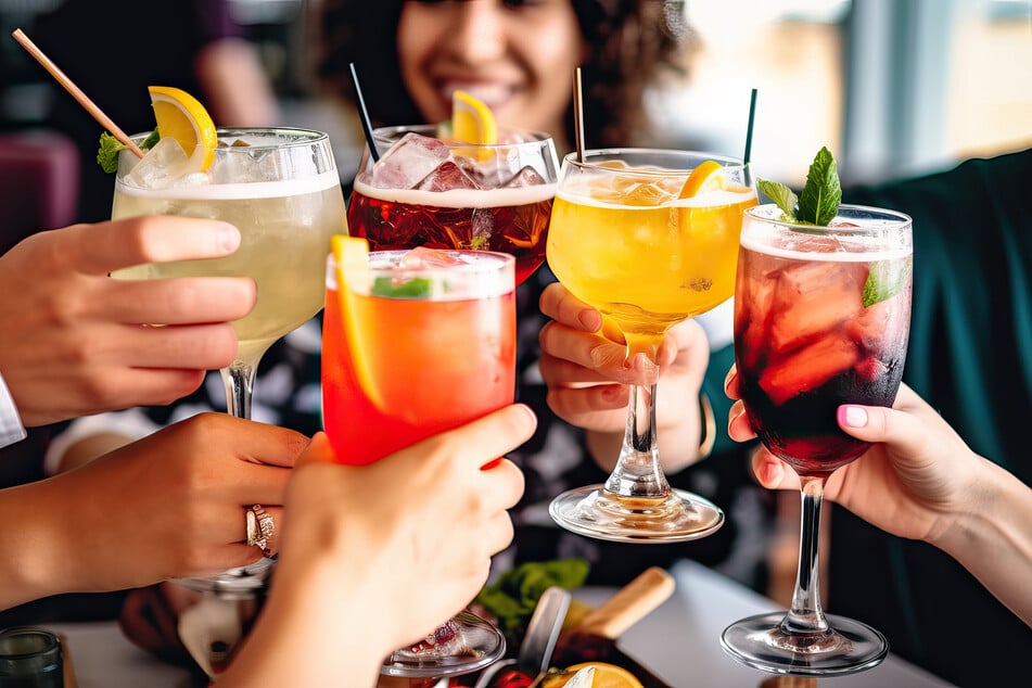 Sie sind bunt und süß - aber auch Mixgetränke enthalten Alkohol, der besonders für Jugendliche gefährlich ist.