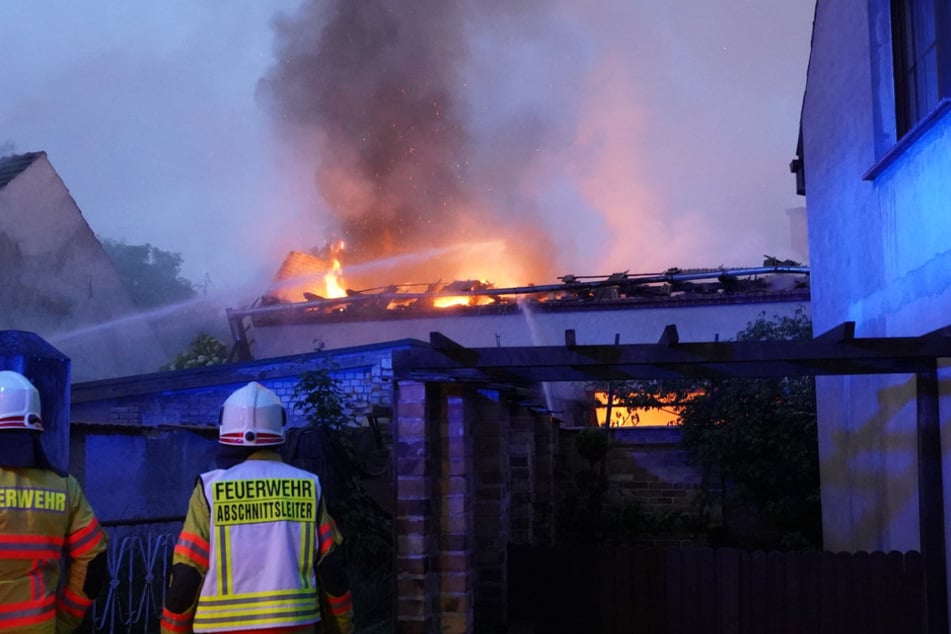 In der Gemeinde Boxberg stand am Sonntagmorgen eine Scheune zwischen Wohnhäusern in Flammen.