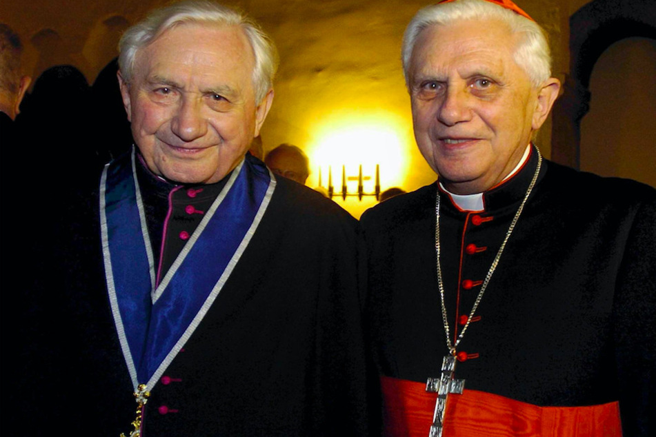 Der frühere Regensburger Domkapellmeister Georg Ratzinger (l.) steht an seinem 80. Geburtstag neben seinem Bruder, Kardinal Joseph Ratzinger, dem späteren Papst Benedikt XVI.
