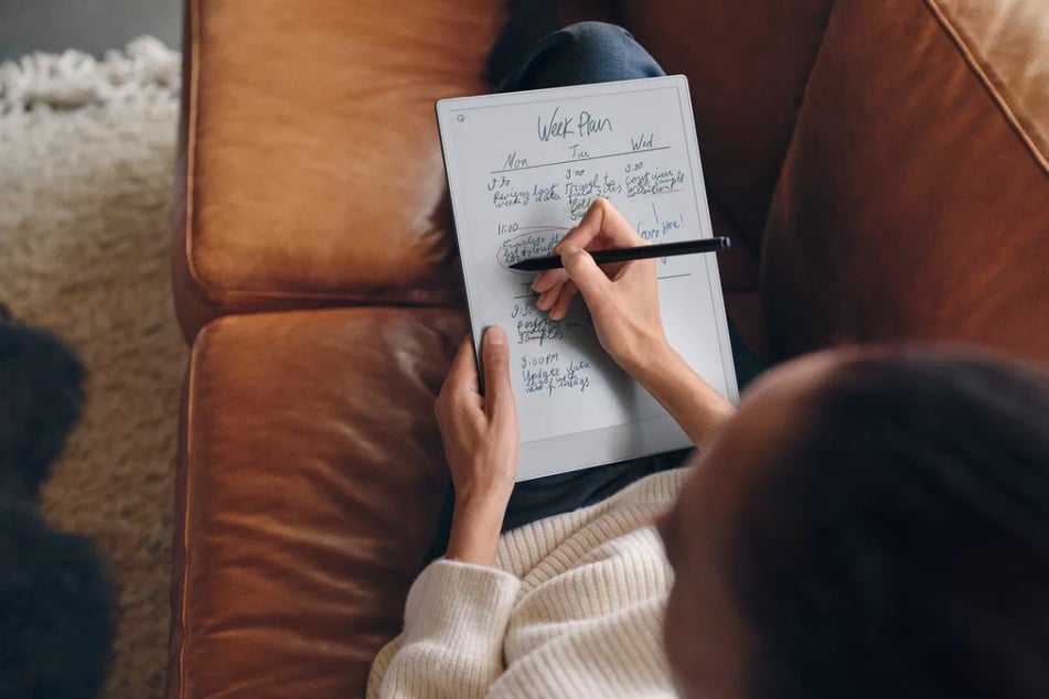 Thanks to its textured surface, writing on the reMarkable display feels even more authentic and natural.