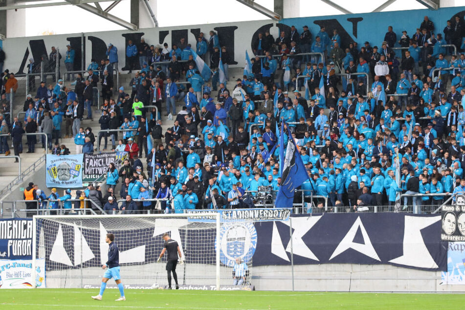 Unter die CFC-Fans mischen sich immer wieder auch Neonazis. Die neue Gruppierung nennt sich "Kamenica furor" (links neben dem Tor ein Banner).