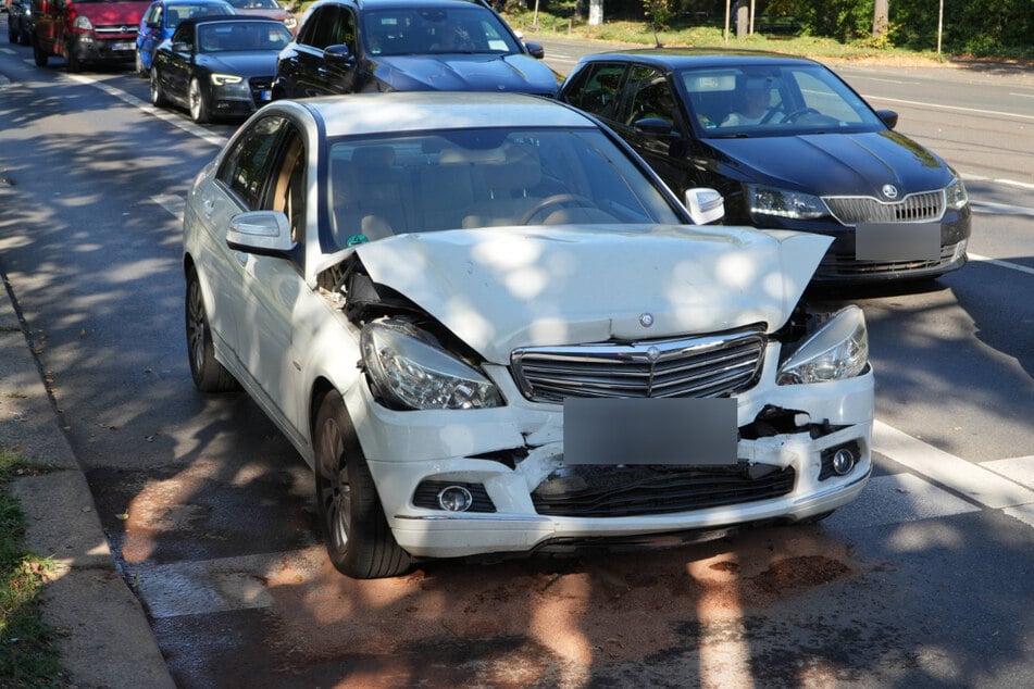 Der Mercedes, der auf den Polo aufgefahren war, wurde dabei schwer beschädigt.
