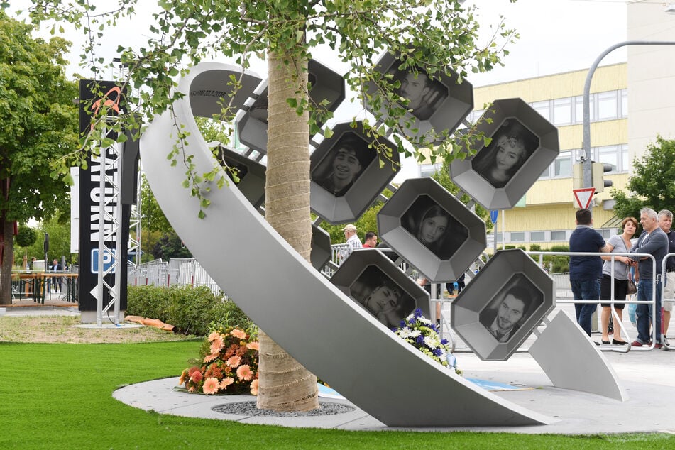 Ein Denkmal am OEZ erinnert an die neun Opfer des rassistischen Anschlags vom 22. Juli 2016.