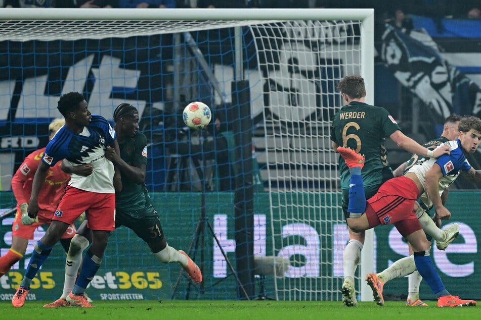 Das Hacken-Traumtor von Luka Vuskovic (28, r.) steht als Sportschau "Tor des Jahres" zur Wahl.