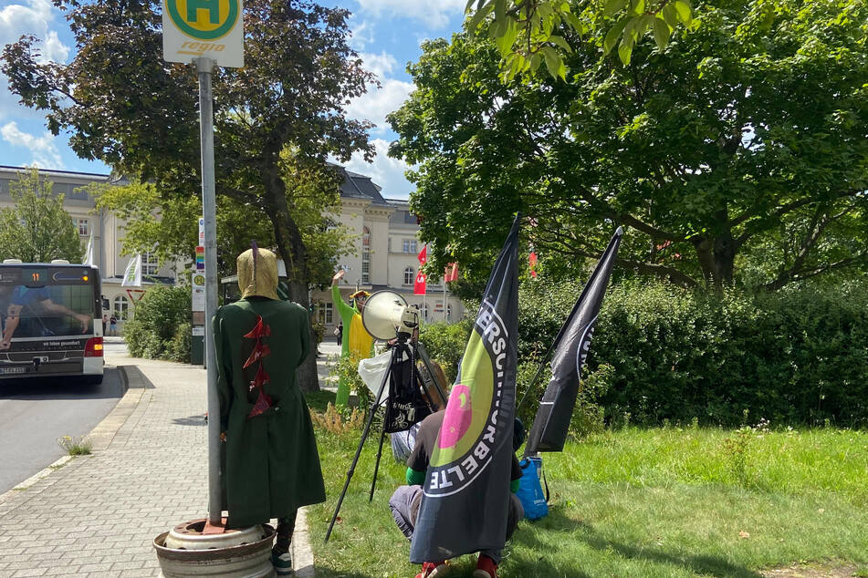 Die "Antiverschwurbelte Aktion" protestierte mit Satire gegen den rechten Aufzug.