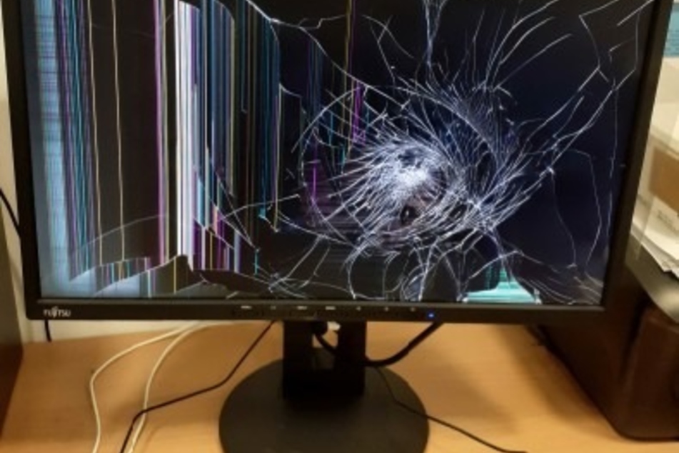 Der alkoholisierte Mann schlug in diesen Monitor.
