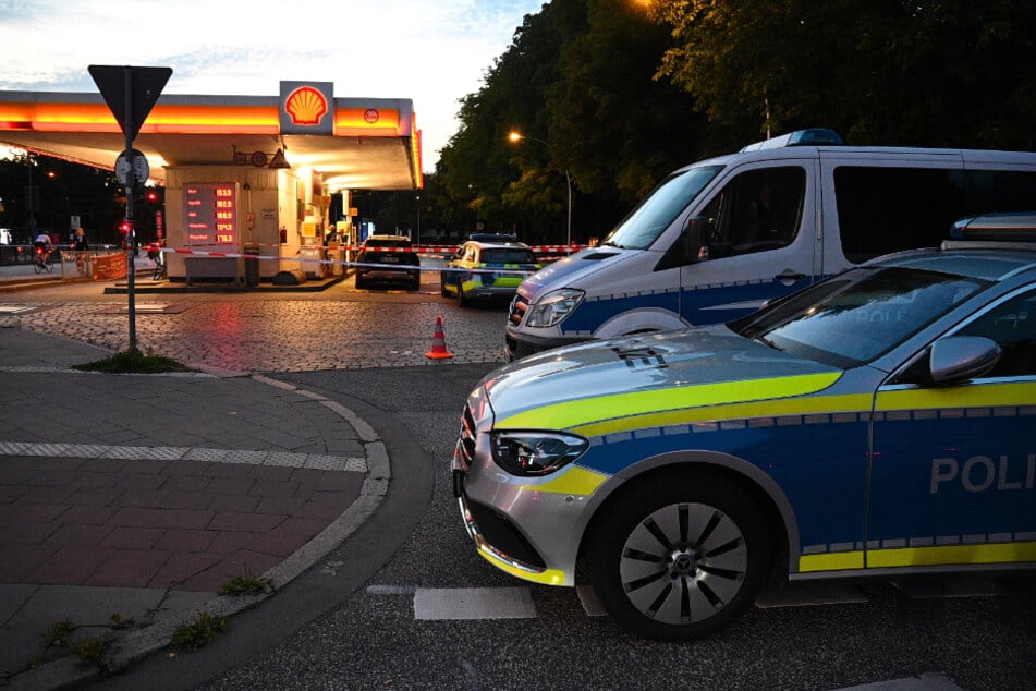 Derzeit läuft ein Großeinsatz in Hamburg, nachdem aus einem Streifenwagen eine Dienstwaffe geklaut worden sein soll.