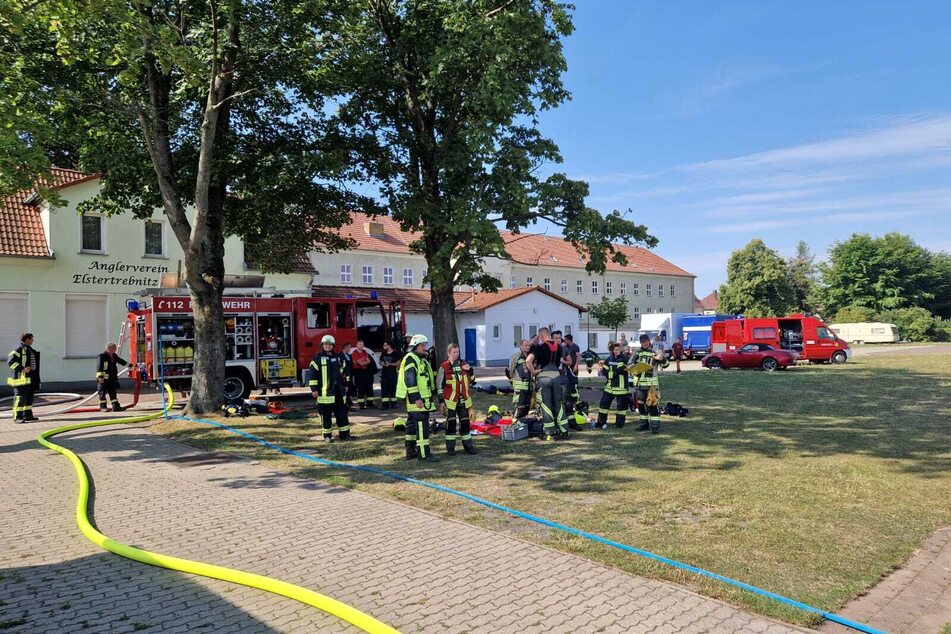 Zahlreiche Einsatzkräfte verschiedener Feuerwehren waren am Sonntag nach Elstertrebnitz alarmiert worden. Im dortigen Sporthaus war es zu einem Schwelbrand gekommen.