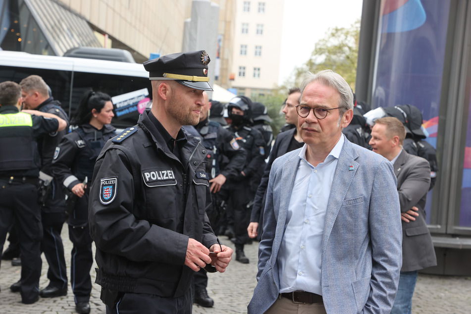 Auch Thüringens Innenminister Georg Maier (56, SPD), der sich hier am Rande einer Montagsdemo in Geras Innenstadt mit dem Einsatzleiter unterhält, war aufgrund des Vorgehens der Behörden in Kritik geraten.