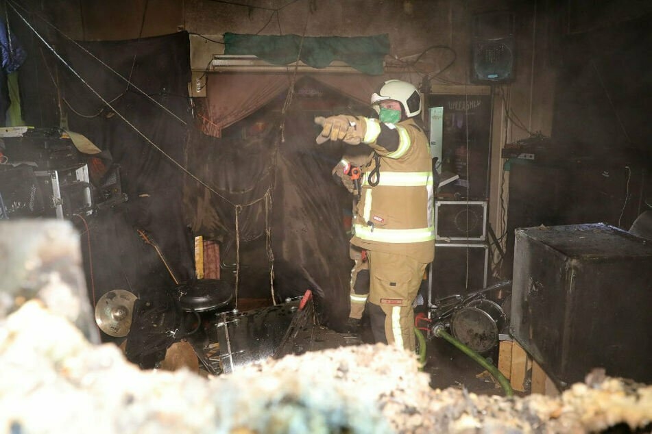 Die Proberäume einer Band wurden bei dem Feuer stark in Mitleidenschaft gezogen.