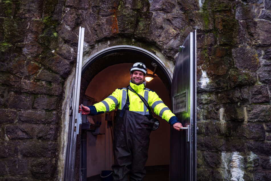 Robert Haas (35), Betreiber der Wasserwerke, öffnet das Tor zum "Wasserschloss".
