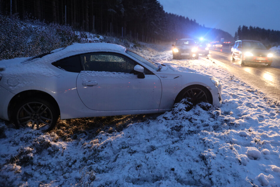Ein Wagen liegt nach einem Glätteunfall auf der B27 bei Deißlingen im Graben. Der Fahrer blieb unverletzt