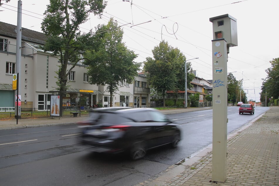 Im Verfahren ging es um den stationären Blitzer auf der Bautzner Landstraße, der im Stadtteil Weißer Hirsch die Einhaltung von 50 km/h kontrolliert.