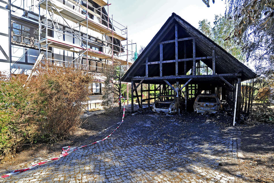 In Neukirchen muss die Doppelgarage abgerissen, das Schieferdach des Wohnhauses neu gedeckt werden.
