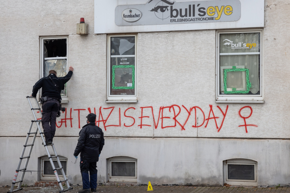 Polizisten untersuchen das Wohnhaus mit der Kneipe "Bulls Eye", in dem es zu einer Explosion gekommen war. Die Ermittler von einem politischen Hintergrund aus.