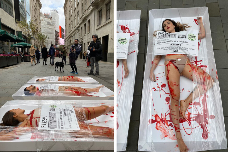 Mit Kunstblut und in Folie verschweißt demonstrierten PETA-Aktivisten gegen den Konsum von Fleisch.