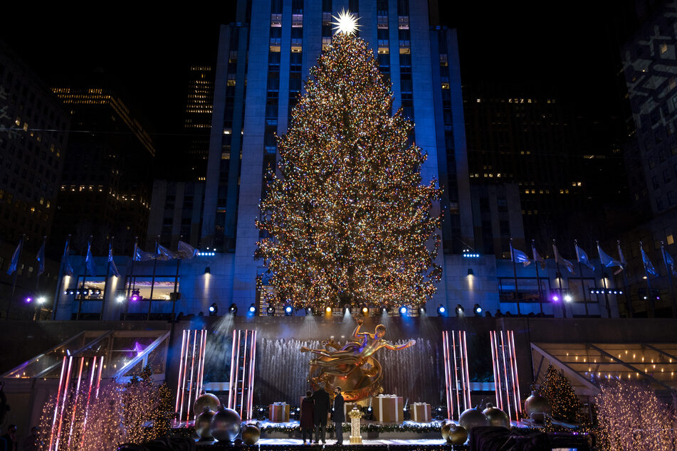 Mehr als 50.000 Lichter wurden am Weihnachtsbaum vor dem Rockefeller Center angezündet. Aufgrund der Corona-Beschränkungen fand das Spektakel am Rockefeller Center diesmal allerdings ohne Zuschauer vor Ort statt.