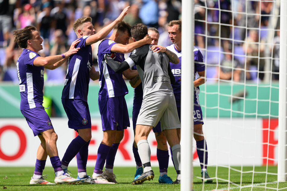 Torwart Martin Männel wird nach einem gehaltenen Elfmeter von seinen Mitspielern gefeiert.