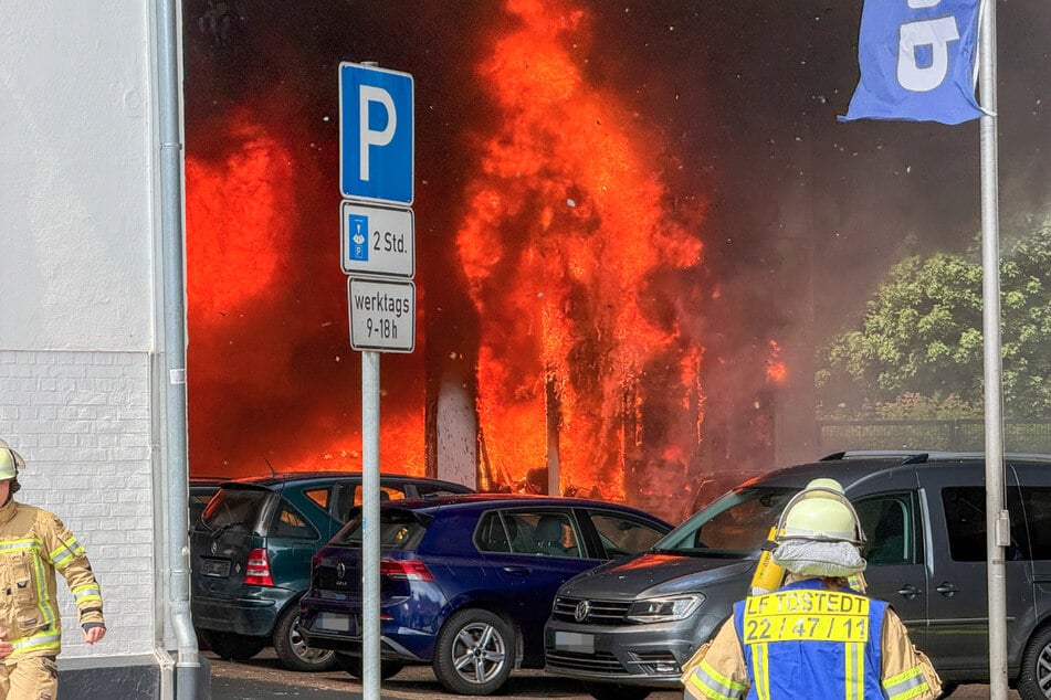 Das betroffene Gebäude steht in Vollbrand.