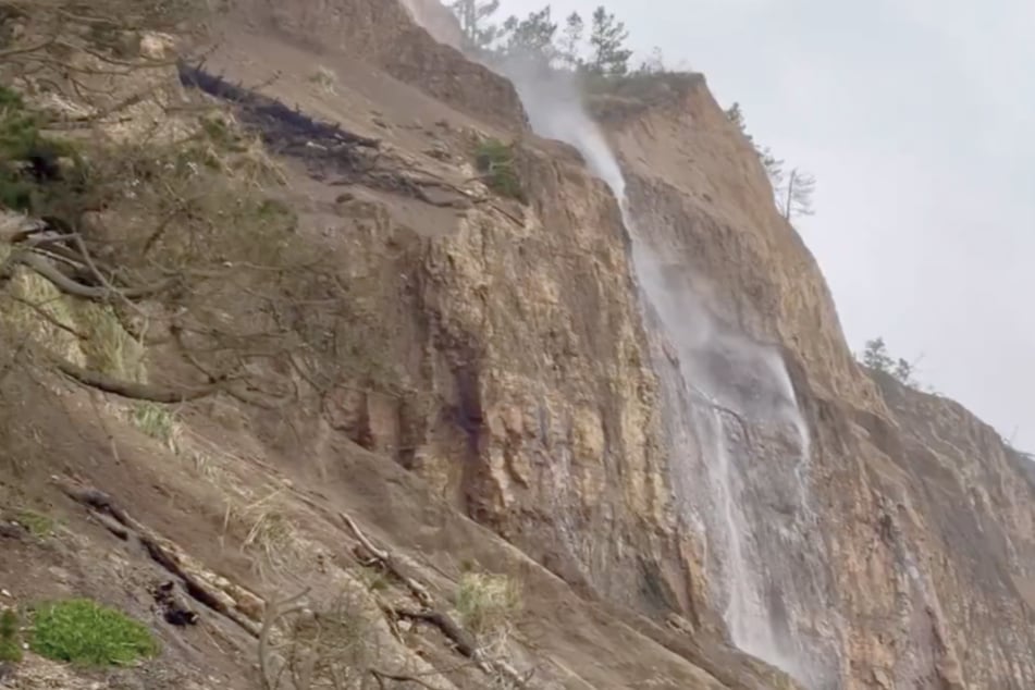 Mann filmt Naturphänomen: Darum fließt dieser Wasserfall rückwärts