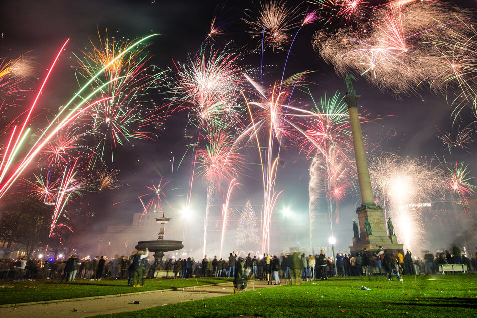 Im Jahr 2017 feierten zahlreiche Menschen auf dem Schlossplatz in Stuttgart mit reichlich Feuerwerk in das neue Jahr. Mittlerweile ist es verboten.