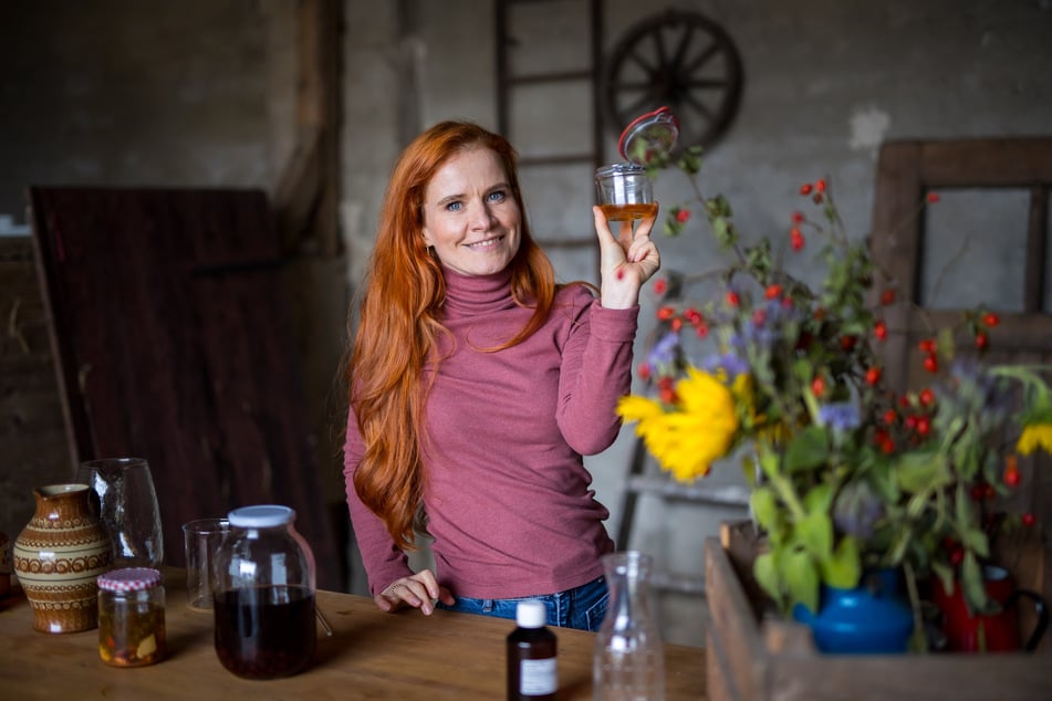 In ihrer Scheune kreiert "Kräuterhexe" Michelle Hustensäfte, Liköre und Öle. In der Hand hält sie ein selbstgemachtes Hagebutten-Hautöl.