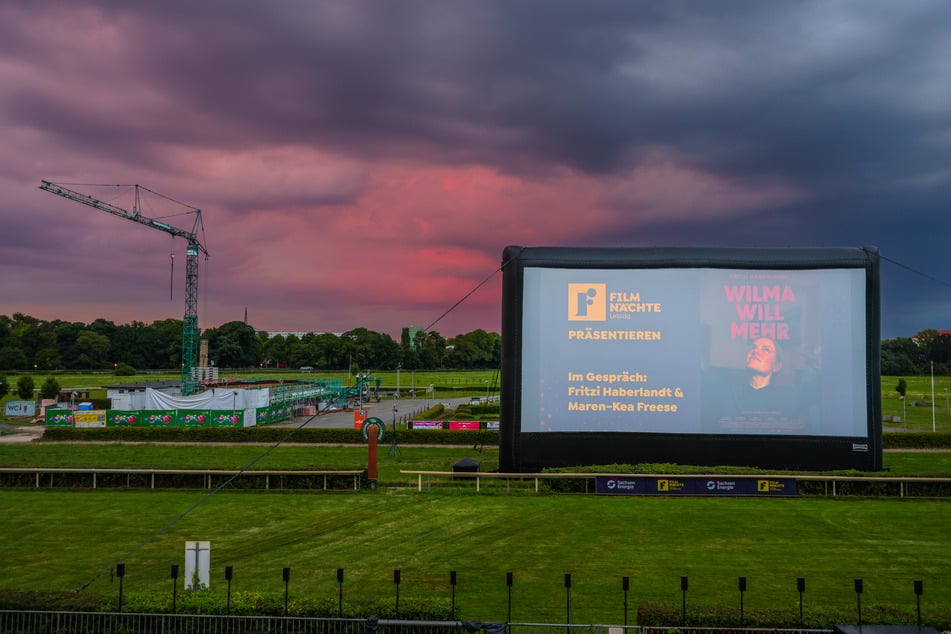Bevor der Film auf der Leinwand begann, bot der Himmel über Leipzig ein farbenfrohes Spektakel.