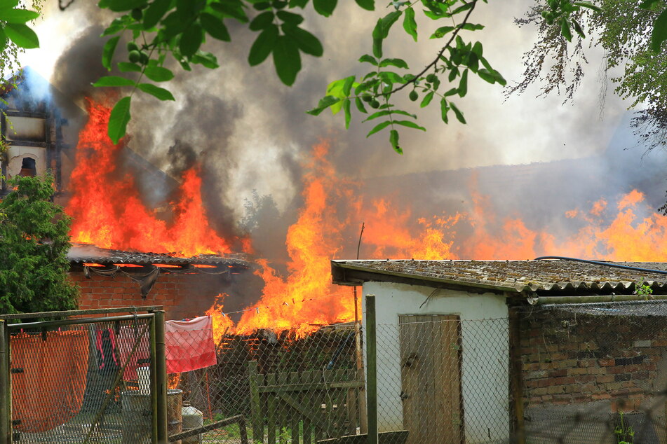 Die Feuerwehr war mit über 200 Kräften im Einsatz und kämpfte gegen die Flammen in der 450-Einwohner-Gemeinde.
