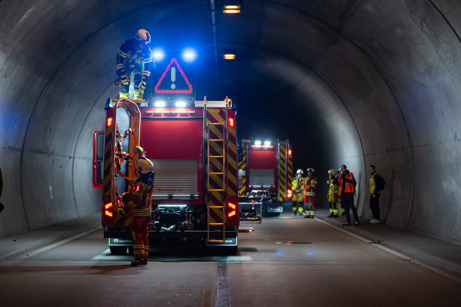 Tunnel auf A71 in beide Richtungen gesperrt: 250 Feuerwehrleute im Einsatz