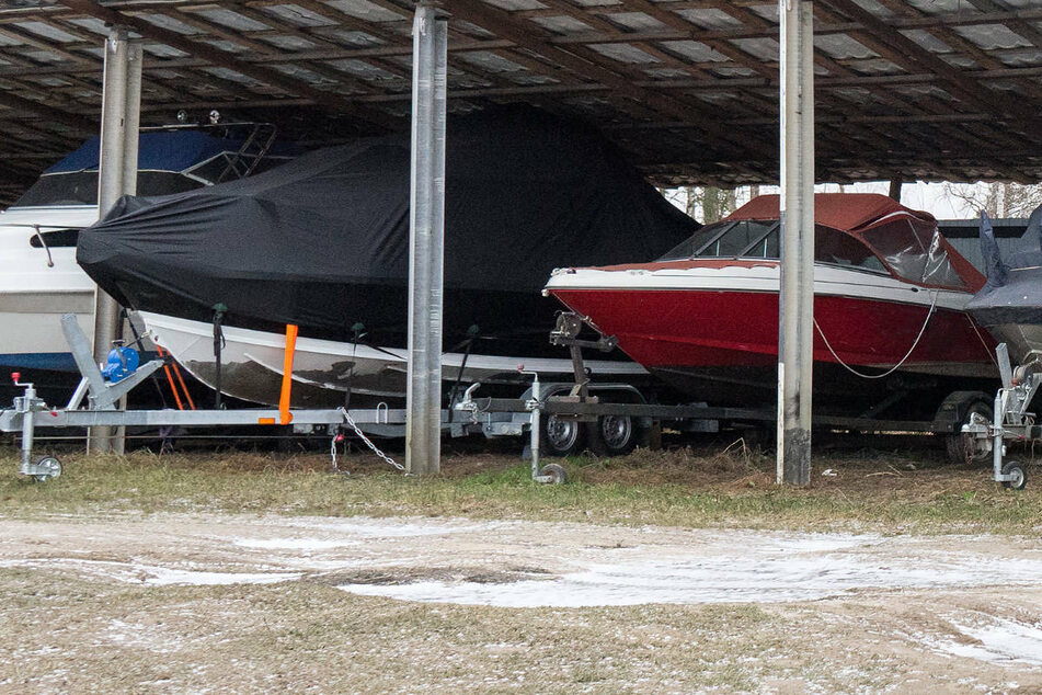 Das Boot wurde im November 2020 20 auf dem Abstellplatz des Sportboothafens "Mainkur" in Maintal abgestellt (Symbolbild).