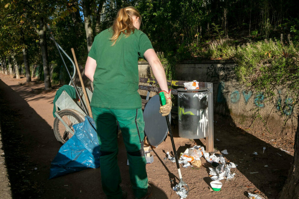 Macht den Müll der Feiernden weg: Gärtnerin Nadine (24) bei Reinigungsarbeiten im Rosengarten. Hier ist es nicht nur Müll, welcher der Stadt Sorgen bereitet.