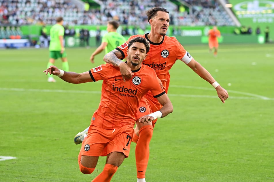 Eintrachts Torjäger, Omar Marmoush (25, l.), vollführte nach seinem Tor zum 1:0 vor den Wolfsburger Fans einen provokanten Jubel.