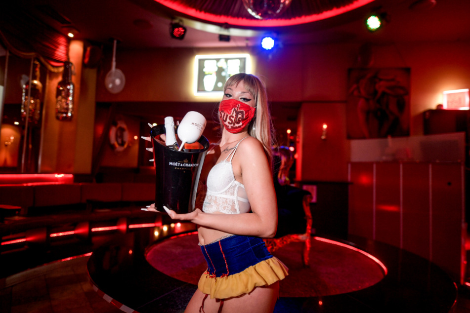 Auch in "Susis Show Bar" auf St. Pauli wappnen sich die Tänzerinnen mit Mundschutz gegen eine zweite Corona-Welle.