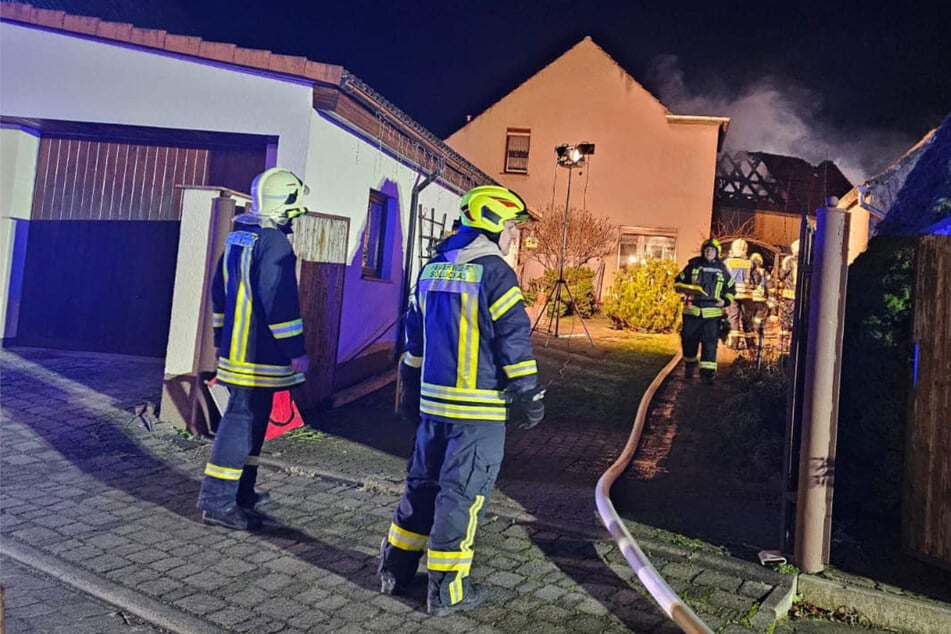 Zunächst brannte eine Scheune mit Brennholz, dann griff das Feuer schnell auf ein Wohnhaus über. Es entstand hoher Sachschaden.