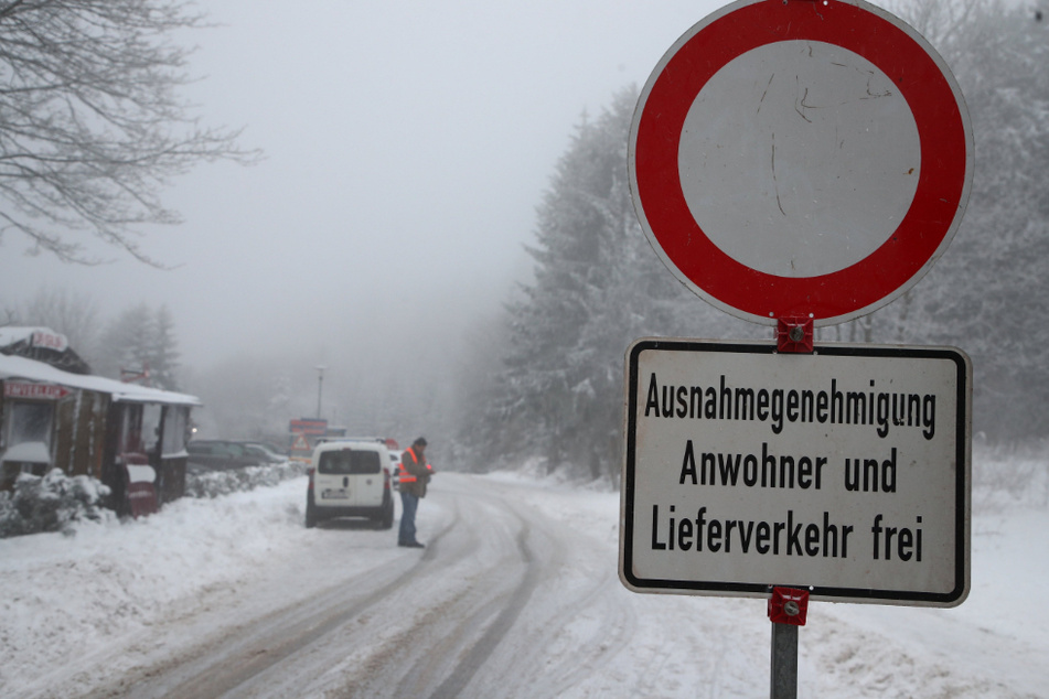 Ein Hinweisschild mit der Aufschrift "Ausnahmegenehmigung Anwohner und Lieferverkehr frei" steht an einer Straße. Angesichts eines Ansturms von Ausflüglern auf Oberhof will Bürgermeister Thomas Schulz die Stadt weitgehend abriegeln.