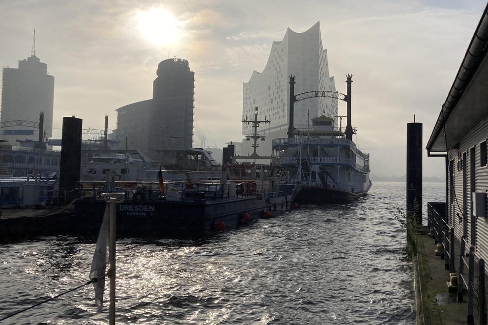 Die Hamburger Elbphilharmonie am Morgen. In der Nacht zum Mittwoch fallen die Temperaturen auf Tiefstwerte zwischen acht Grad in Hamburg und zwölf Grad an der Küste.