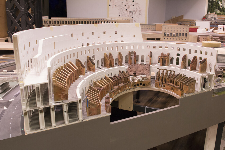 Den (bisherigen) Bauzeitrekord hält mit unfassbaren 23 Monaten das Kolosseum in Italien. Auf diesem Bild befand es sich noch im Bau. (Archivbild)